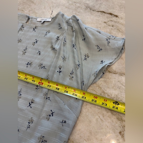 Fun2Fun Light Blue Floral Blouse Large NWOT Flutter Sleeve Rayon Blend - Picture 11 of 12